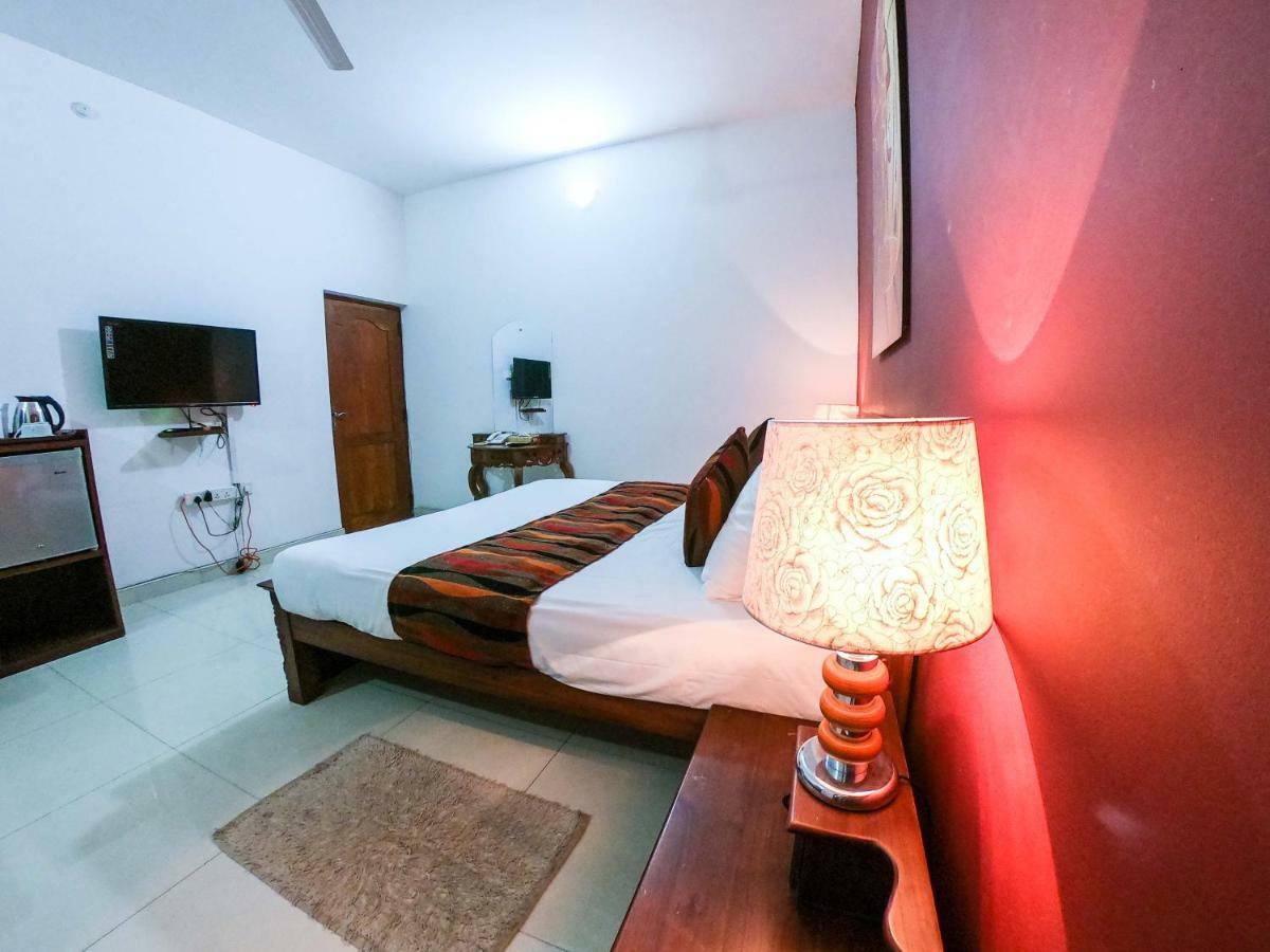 Romance Hills Hotel Канди Екстериор снимка