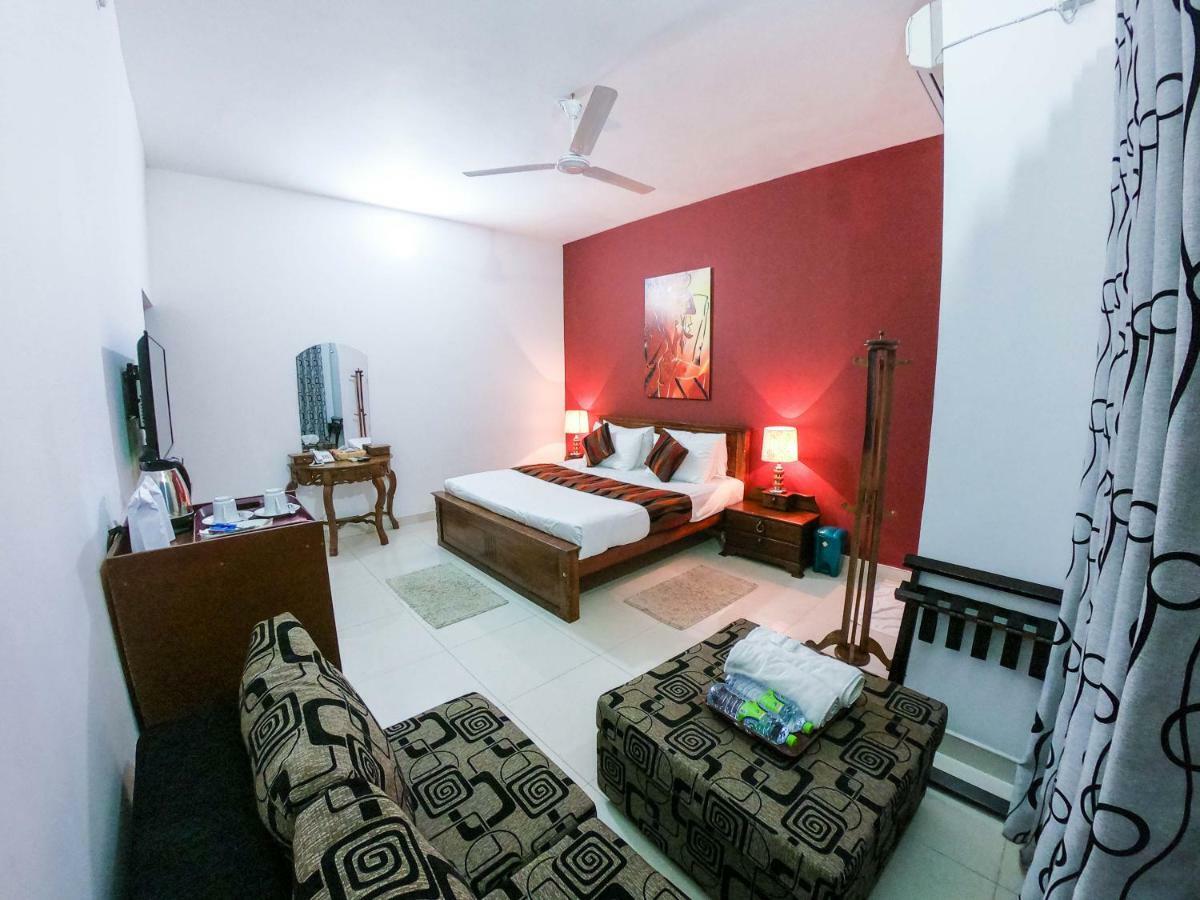 Romance Hills Hotel Канди Екстериор снимка